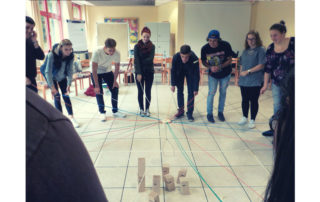 Freiwillige spielen gemeinsam ein Kooperationsspiel