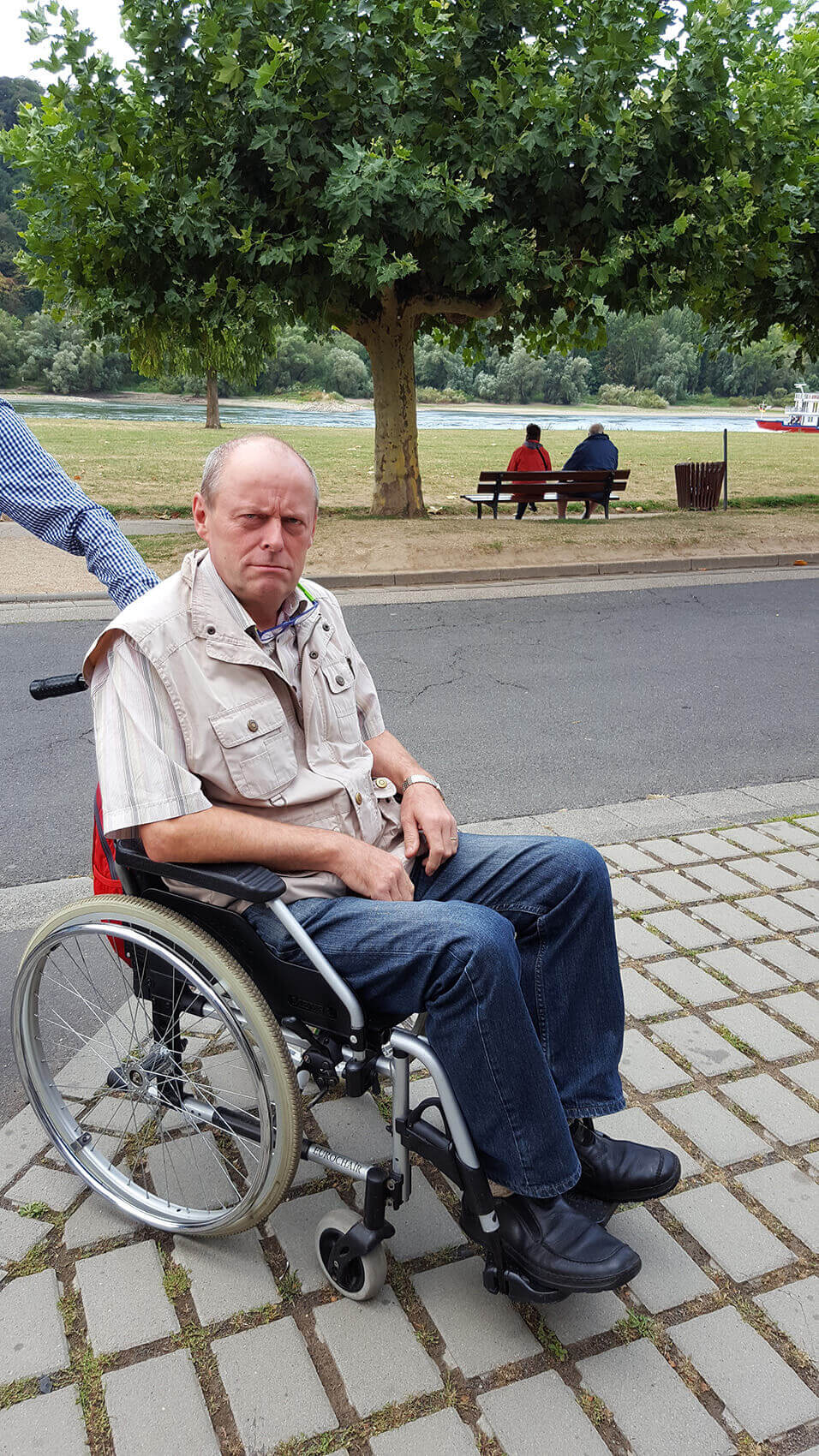 Ein Freiwilliger bei der Übung Rollstuhlselbsterfahrung