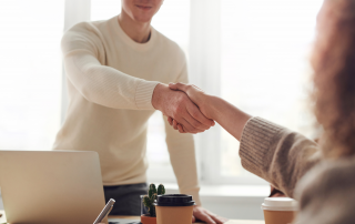 Handschlag zwischen zwei Personen