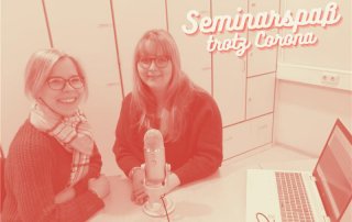 Unsere Bildungsreferentinnen Annika und Ina sitzen vor einem Mikrofon und lächeln in die Kamera. Darüber der Titel "Seminarspaß trotz Corona"