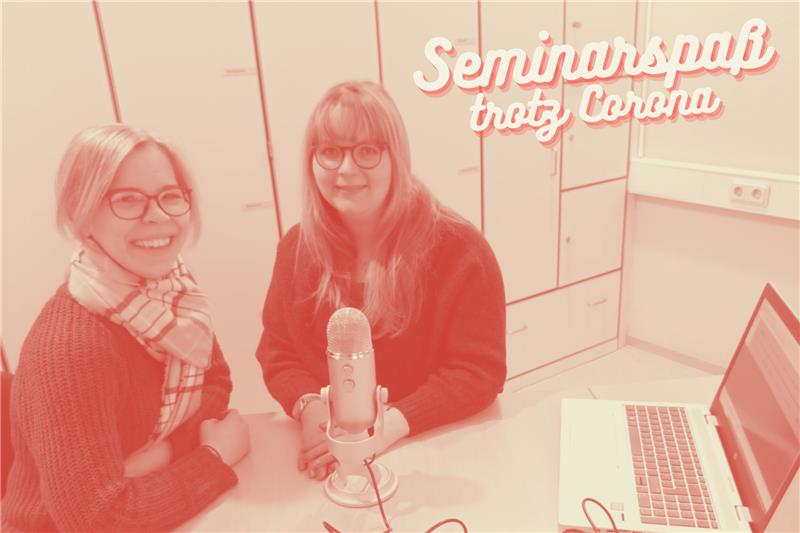 Unsere Bildungsreferentinnen Annika und Ina sitzen vor einem Mikrofon und lächeln in die Kamera. Darüber der Titel "Seminarspaß trotz Corona"