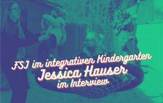 Mehrere Kinder sitzen in einem Schaukelkorb, daneben steht eine FSJlerin, die die Schaukel anschubst. Im unteren Teil des Bildes steht der Titel "FSJ im integrativen Kindergarten - Jessica Hauser im Interview"