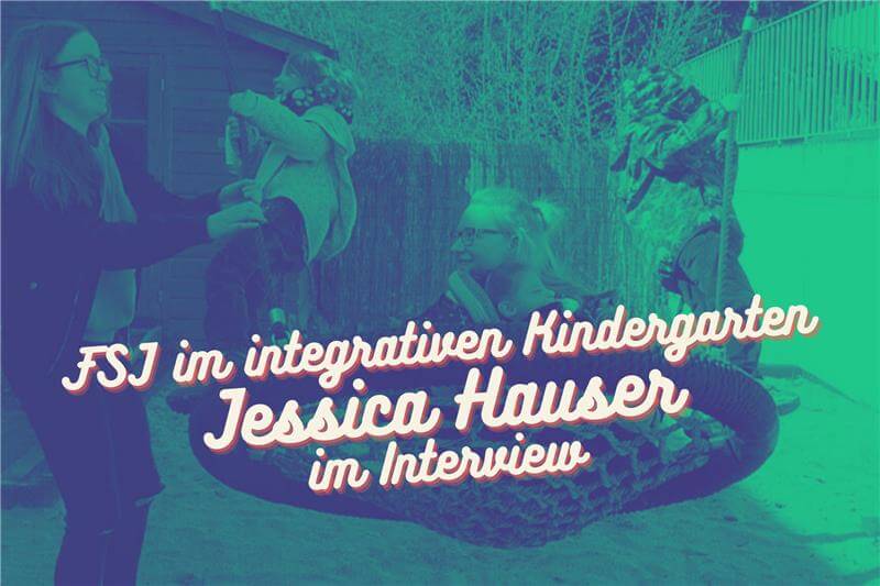 Mehrere Kinder sitzen in einem Schaukelkorb, daneben steht eine FSJlerin, die die Schaukel anschubst. Im unteren Teil des Bildes steht der Titel "FSJ im integrativen Kindergarten - Jessica Hauser im Interview"