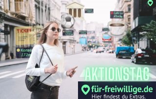 Titelbild des Aktionstages "für-freiwillige.de". Eine Frau mit Sonnenbrille geht über eine Straße, im Hintergrund mehrere Emojis als Symbol für die Kategorien Sport, Kultur, Essen und Trinken, ÖPNV.