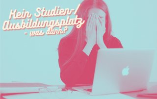 Eine Frau stützt sich ihr Gesicht in die Hände, während sie vor iihrem Laptop sitzt. Daneben der Titel "Kein Studien- / Ausbildungsplatz - was dann?"