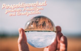 Ein Lenseball im Vordergrund, dahinter eine Landschaft. Oben der Titel "Perspektivwechsel zwischen Freiwilligen und Einsatzstellen"