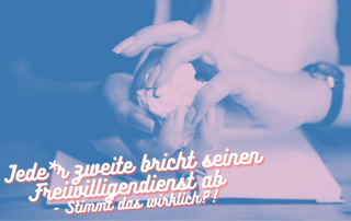 Ein zusammengeknülltes Blatt Papier zwischen zwei Händen. Darunter der Titel "Jede*r zweite bricht seinen Freiwilligendienst ab - stimmt das wirklich?!"