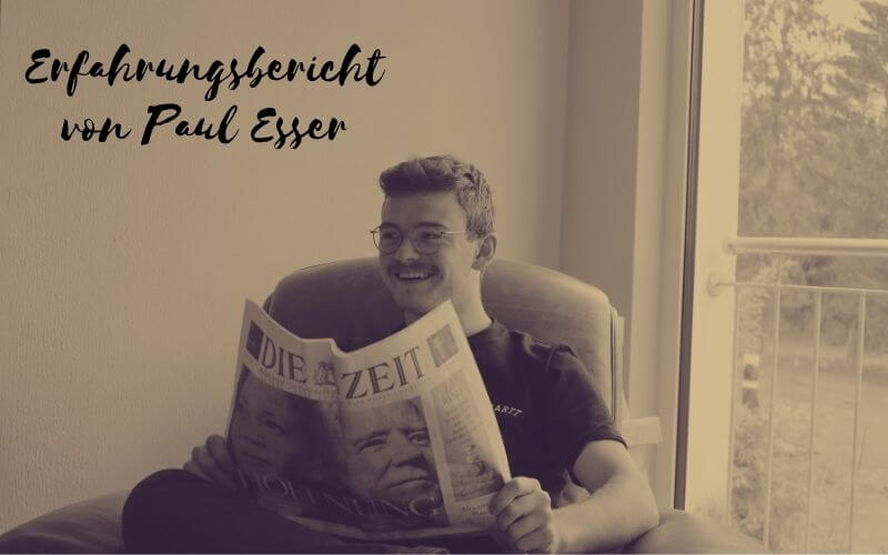 FSJler Paul sitzt mit einer Zeitung in einem Sessel