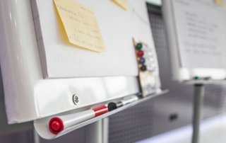 Zwei Flipcharts stehen nebeneinander, der Inhalt ist verschwommen.