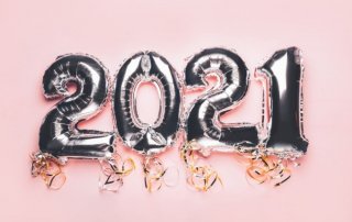 Luftballons mit der Jahreszahl 2021