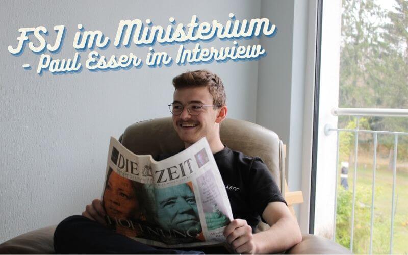 FSJler Paul sitzt mit einer Zeitung in einem Sessel, darüber der Titel "FSJ im Ministerium - Paul Esser im Interview"