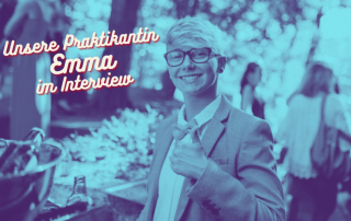 Praktikantin Emma zeigt Daumen hoch, darüber der Titel "Unsere Praktikantin Emma im Interview"