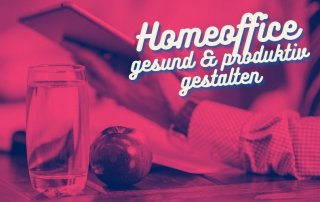 Ein Glas Wasser und ein Apfel, im Hintergrund hält eine Person ein Tablet in der Hand. Darüber der Titel "Homeoffice gesund & produktiv gestalten"