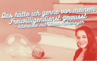 Ein Stapel Bücher und eine Glühbirne, nebendran die FSJlerin Luca, darüber der Titel "Das hätte ich gerne vor meinem Freiwilligendienst gewusst - Interview mit Luca Kohlmeyer"