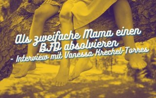 Vier Beine von Kindern, die auf einem Baum sitzen, darüber der Titel "Als zweifache Mama einen BFD absolvieren - Interview mit Vanessa Krechel-Torres"