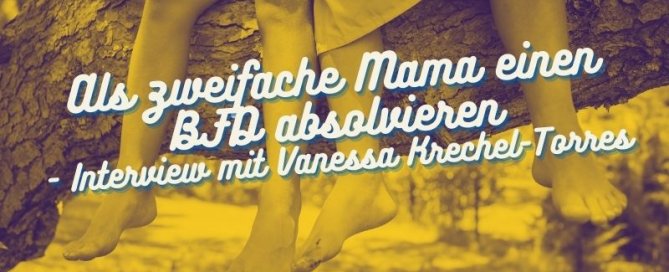 Vier Beine von Kindern, die auf einem Baum sitzen, darüber der Titel "Als zweifache Mama einen BFD absolvieren - Interview mit Vanessa Krechel-Torres"