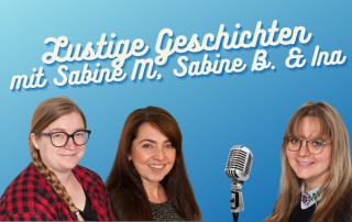 Die Bildungsreferentinnen Sabine B., Sabine M. und Ina R., zwischen ihnen ein Mikrofon. Darüber steht der Titel "Lustige Geschichten mit Sabine M., Sabine B. und Ina"