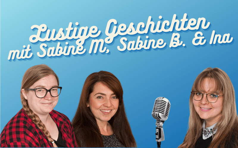Die Bildungsreferentinnen Sabine B., Sabine M. und Ina R., zwischen ihnen ein Mikrofon. Darüber steht der Titel "Lustige Geschichten mit Sabine M., Sabine B. und Ina"