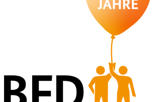 Zwei orange Strichfiguren halten einen Luftballon mit der Aufschrift "10 Jahre", daneben BFD und darunter Der Bundesfreiwilligendienst, Zeit, das Richtige zu tun.
