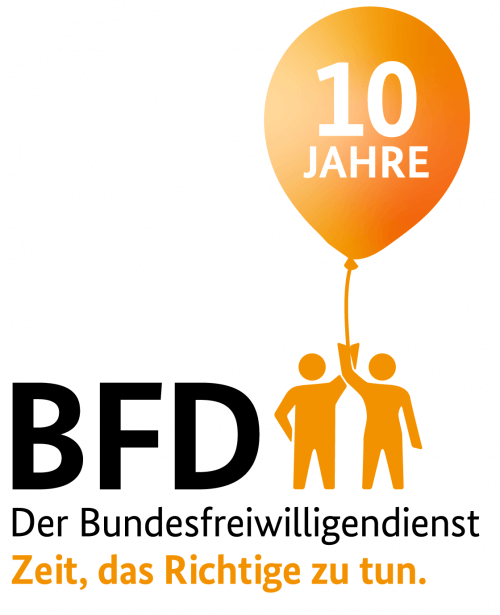 Zwei orange Strichfiguren halten einen Luftballon mit der Aufschrift "10 Jahre", daneben BFD und darunter Der Bundesfreiwilligendienst, Zeit, das Richtige zu tun.