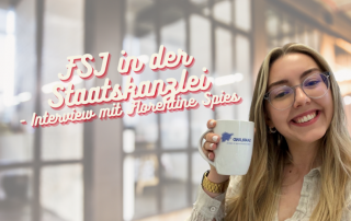 Eine FSJlerin zeigt lächelnd eine Tasse mit der Aufschrift "Saarland". Daneben der Titel "FSJ in der Staatskanzlei - Interview mit Florentine Spies"