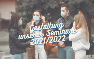 Mehrere junge Menschen stehen im Kreis und tragen dabei Mundnasenschutz. Darüber der Titel "Gestaltung unserer Seminare 2021/2022"