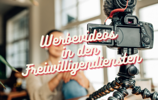 Im Vordergrund eine Kamera die eine verschwommene Person filmt. Darüber der Titel "Werbevideos in den Freiwilligendiensten"