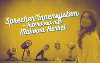 Mehrere Mikrofone, daneben steht die Freiwilligendienstleistende Malwina Kerbel. Darüber der Titel "Sprecher*innensystem - Interview mit Malwina Kerbel"