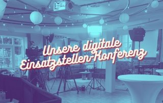 Studio in dem mehrere Kameras auf Stehtische gerichtet sind. Im Hintergrund eine Sitzlounge. Außerdem der Titel "Unsere digitale Einsatzstellen-Konferenz"
