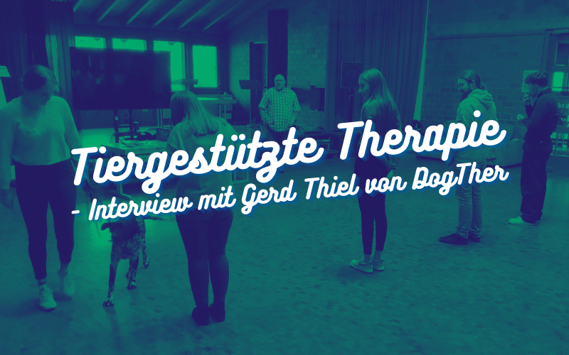 Gerd Thiel mit seinem Therapiehund in Interaktion mit einer Seminargruppe, darüber die Worte "Tiergestützte Therapie - Interview mit Gerd Thiel von DogTher"