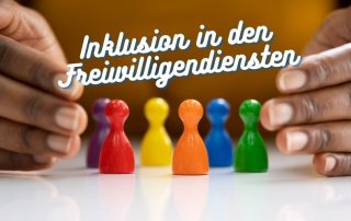 Zwischen zwei Händen stehen mehrere bunte Spielfiguren, darüber die Worte "Inklusion in den Freiwilligendiensten"