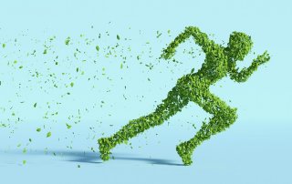 Eine Person aus grünen Blättern sprintet von links nach rechts. Das Bild wurde passend zum Aktionstag Nachhaltigkeit ausgewählt, weil es Bewegung, Veränderung und Aktion im Sinne der Nachhaltigkeit symbolisiert.