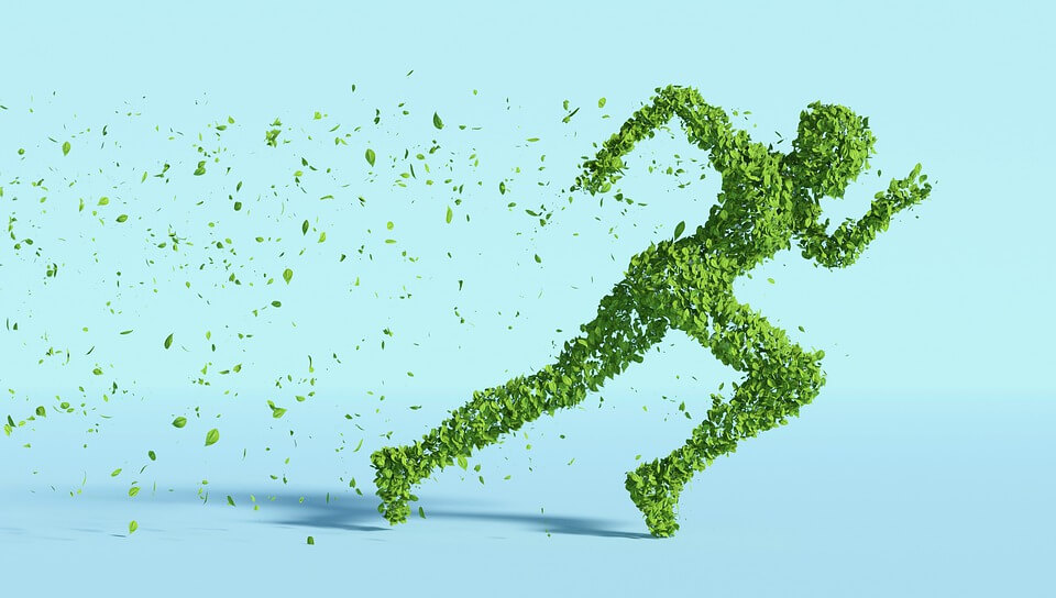 Eine Person aus grünen Blättern sprintet von links nach rechts. Das Bild wurde passend zum Aktionstag Nachhaltigkeit ausgewählt, weil es Bewegung, Veränderung und Aktion im Sinne der Nachhaltigkeit symbolisiert.