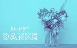 Ein Blumenstrauß, daneben die Worte "Wir sagen Danke"