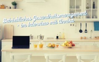 Auf einem Tisch steht ein Laptop, daneben Orangensaft und mehrere Teller mit Obst.