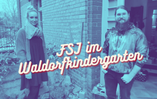 FSJler Florian und Anleitung stehen vor dem Waldorfkindergarten, in dem sie arbeiten.