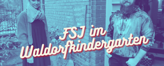 FSJler Florian und Anleitung stehen vor dem Waldorfkindergarten, in dem sie arbeiten.