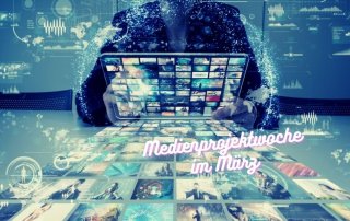 Person mit Tablet in der Hand, drumherum verschiedene Symbole zum Thema "Medien"