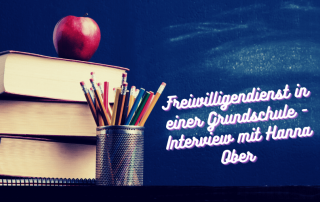 Gestapelte Bücher, darauf ein Apfel. Nebendran ein Behälter mit Buntstiften