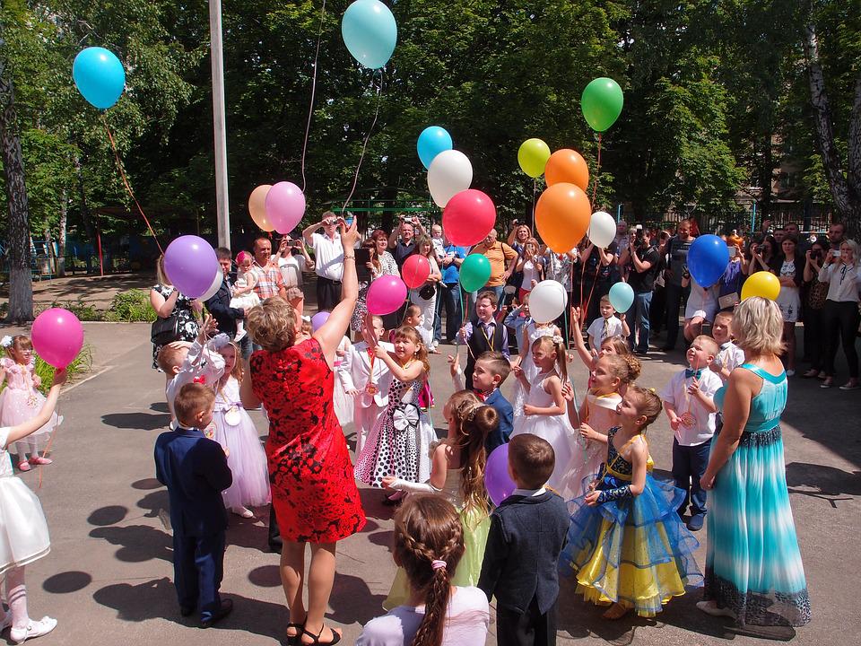 Kinder feiern ein Fest