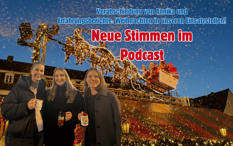 Anastasia, Emely und Alina auf Weihnachtsmarkt. Schlitten im Hintergrund.